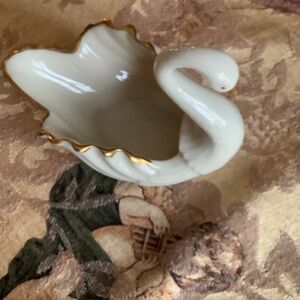Like New Lenox Swan figure.